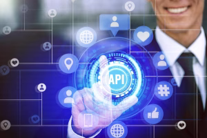 Empresario que utiliza tecnología API para pagos transfronterizos