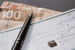 Cobro de cheques con billetes y cheques canadienses
