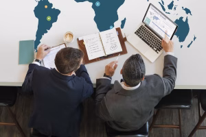 Equipo comercial global comparando estrategias de pago B2B y B2C