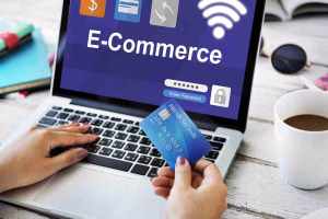Manos sosteniendo una tarjeta de crédito para realizar un pago de comercio electrónico transfronterizo