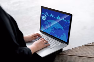 Persona que analiza datos de pagos transfronterizos globales