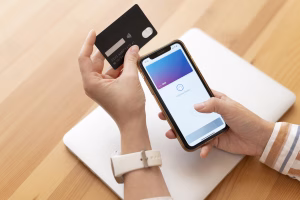 Persona que usa billetera digital para pagos globales