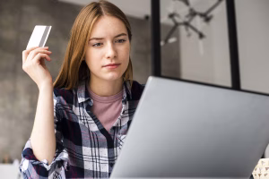 Mujer revisando opciones de pago transfronterizo en línea