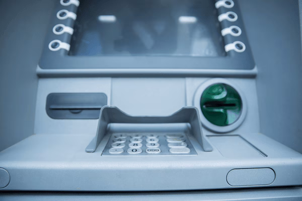 Primer plano del teclado y la ranura para tarjetas de un cajero automático de Bitcoin