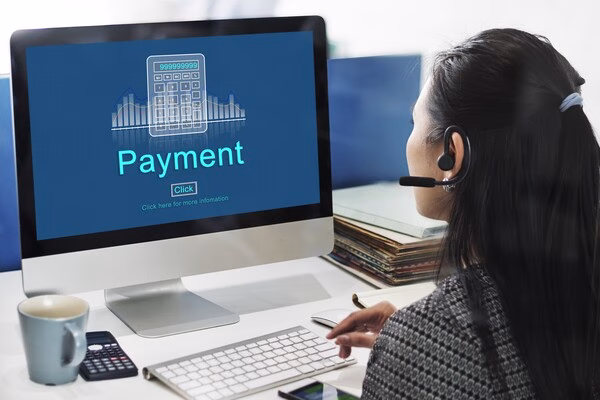 Agente de servicio al cliente que gestiona un sistema de pago integrado seguro
