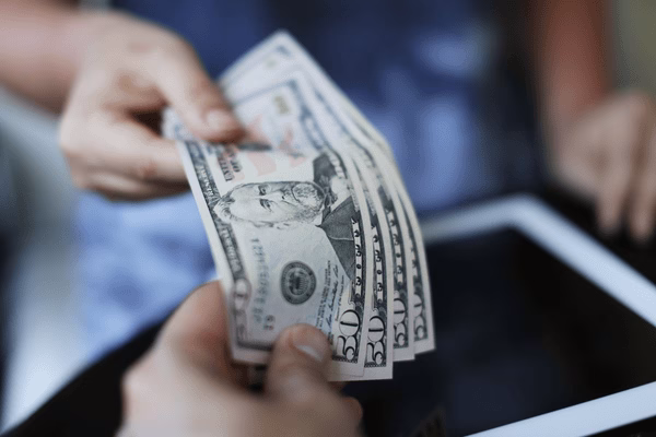 Persona que entrega facturas para transferencia de dinero