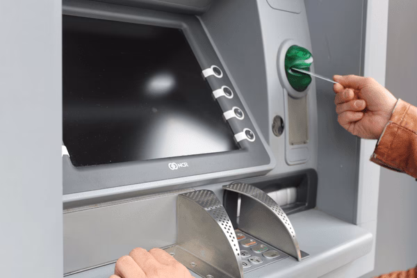 Persona que utiliza la ranura para tarjeta de cajero automático de Bitcoin
