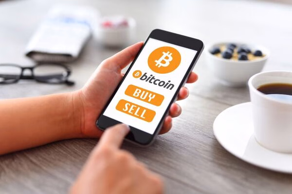 Interfaz de transacción de Bitcoin mostrada en la pantalla del teléfono inteligente