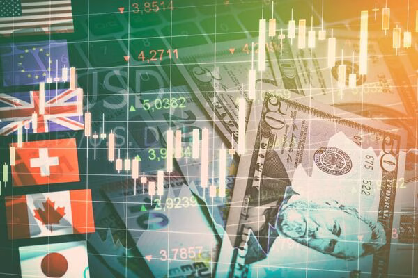 Las banderas y los gráficos de Forex reflejan las tendencias de volatilidad de los pagos transfronterizos.
