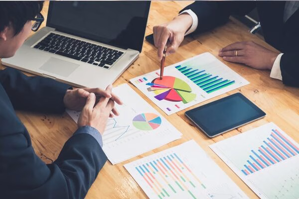 Equipo comercial analiza datos de pagos transfronterizos y gráficos de crecimiento.
