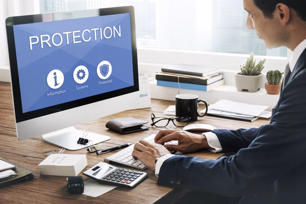 Empresario revisando las medidas de seguridad de datos de pagos transfronterizos en pantalla
