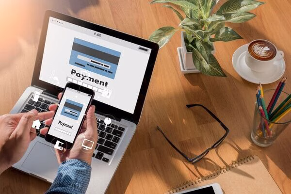 Pagos transfronterizos realizados mediante teléfonos inteligentes y computadoras portátiles en línea.
