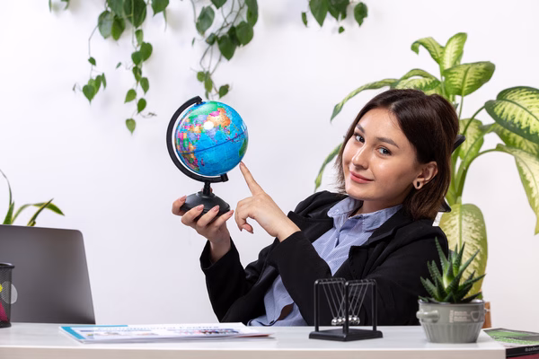 Una mujer profesional analiza los pagos transfronterizos y los mercados globales.

