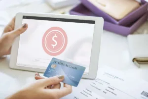 Persona que usa una tableta para realizar transferencias de dinero en línea