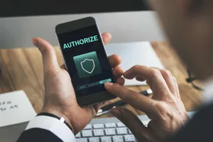 Persona que utiliza una autorización de transferencia segura de dinero en un dispositivo móvil