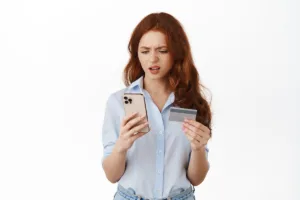 Mujer preocupada tras ingresar datos incorrectos de transferencia de dinero