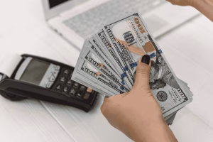 Contar efectivo para una transferencia de dinero segura