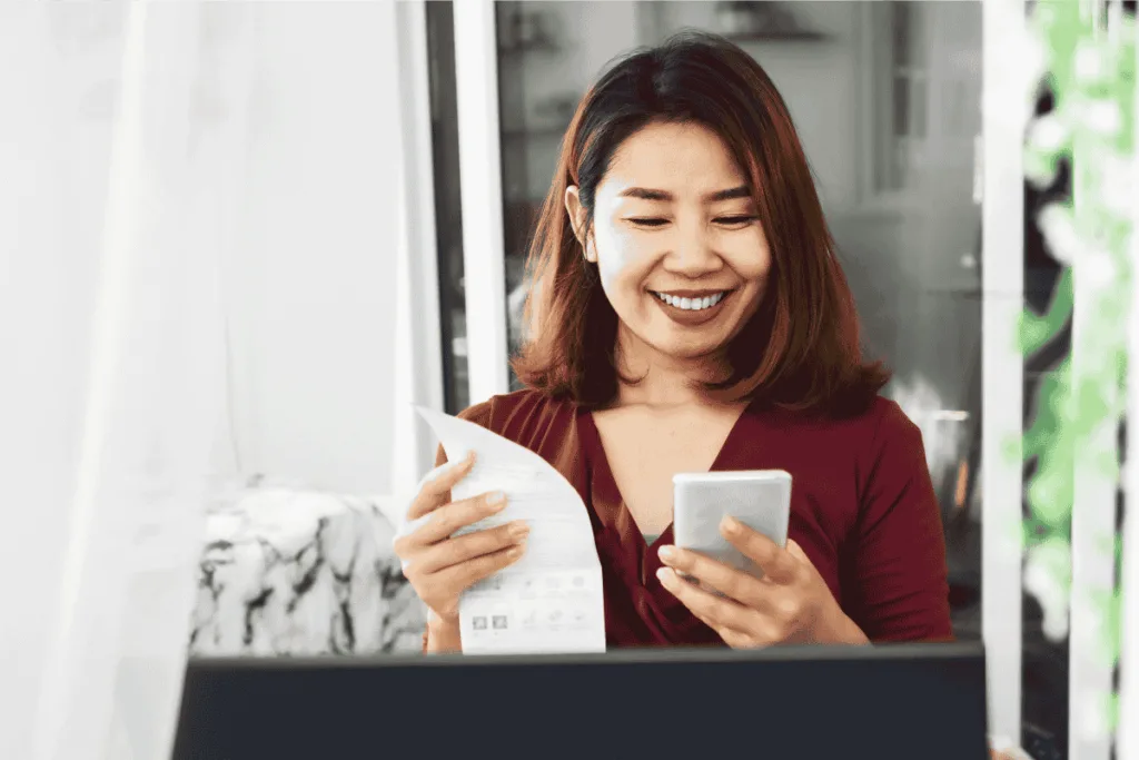 Cliente satisfecho gestionando pagos transfronterizos en línea