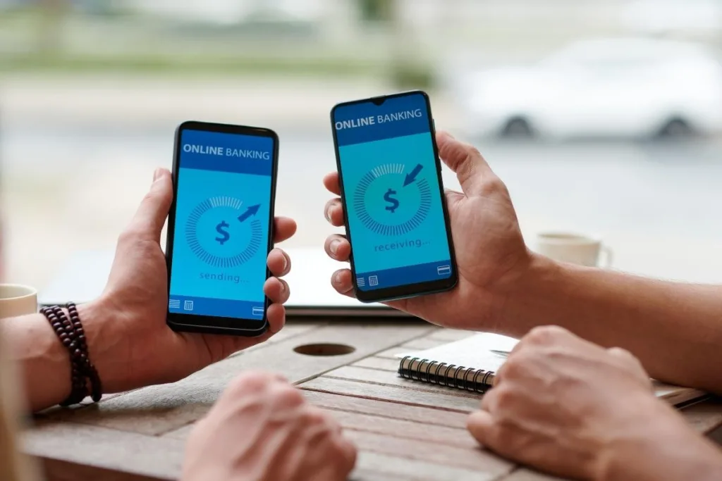 Transferencia de dinero móvil entre dos teléfonos inteligentes en una cafetería