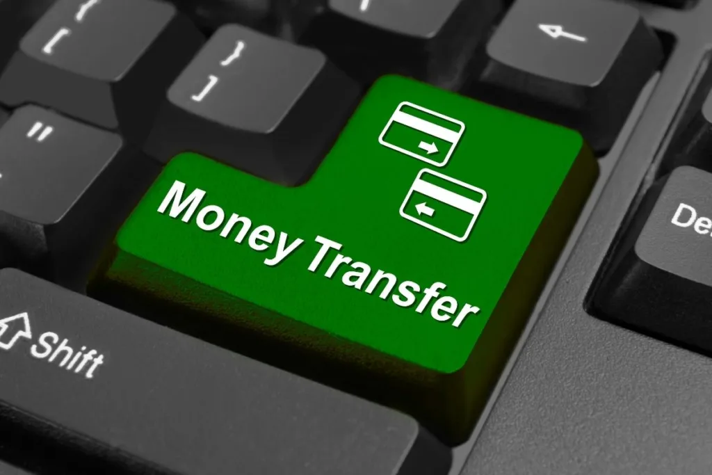 Botón de transferencia de dinero en el teclado de la computadora