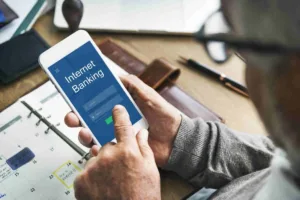 Persona que usa la banca por Internet para transferir dinero