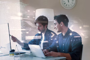Dos desarrolladores de SaaS gestionan sistemas de pago transfronterizos en computadoras portátiles