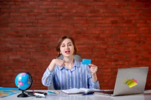 Mujer que muestra una tarjeta de crédito para una transferencia internacional de dinero