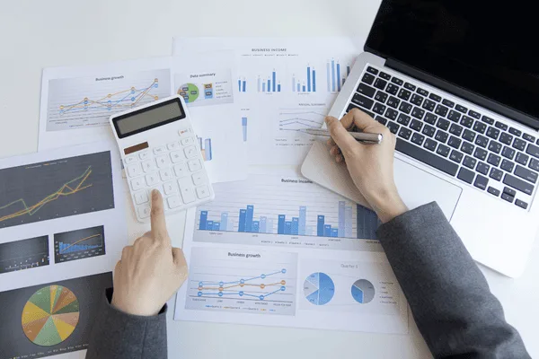 Análisis de pagos transfronterizos con informes financieros