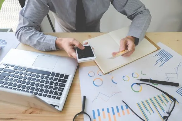 Análisis de informes comerciales para la planificación de transferencias de dinero