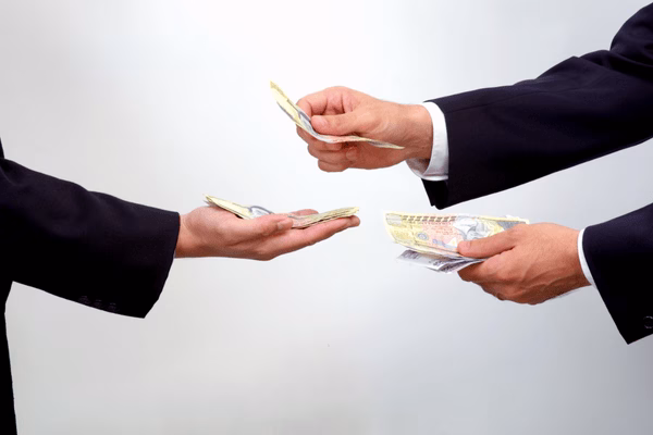 Manos de negocios intercambiando efectivo mediante pagos transfronterizos