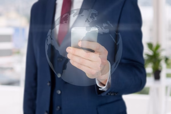 Hombre de negocios que usa un teléfono inteligente para pagos transfronterizos