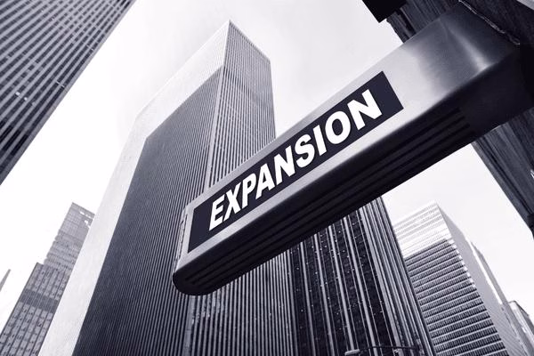 Señal de expansión global que simboliza el crecimiento de los pagos transfronterizos