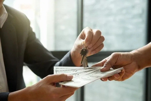 Transferencia de dinero de bienes raíces con intercambio de llaves