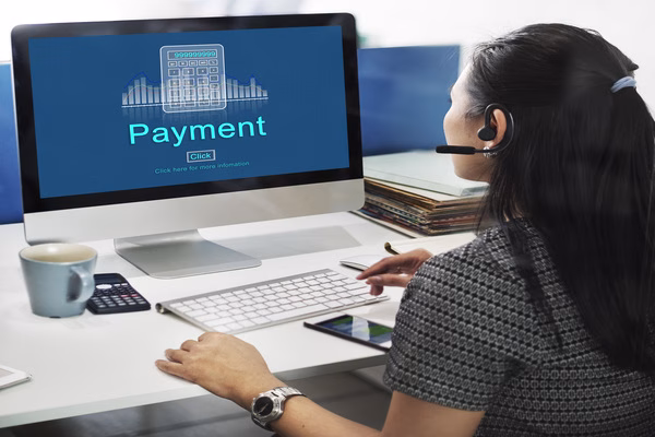 Agente de atención al cliente que facilita pagos transfronterizos seguros en línea.
