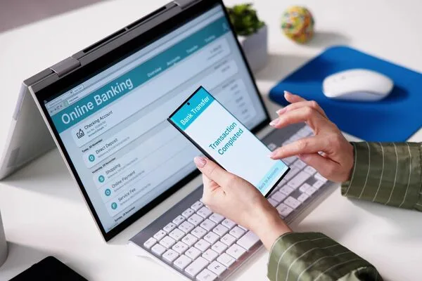 Interfaz de banca en línea que muestra la finalización exitosa de una transferencia de dinero móvil.
