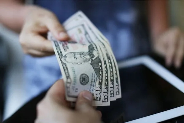 Persona que entrega efectivo durante un proceso de transferencia de dinero.