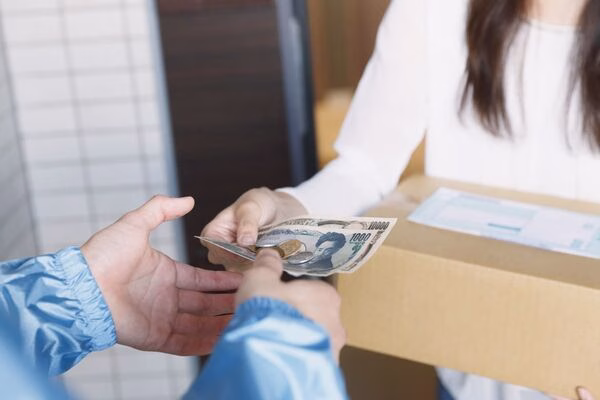 La persona entrega efectivo para pagos transfronterizos y paquete.

