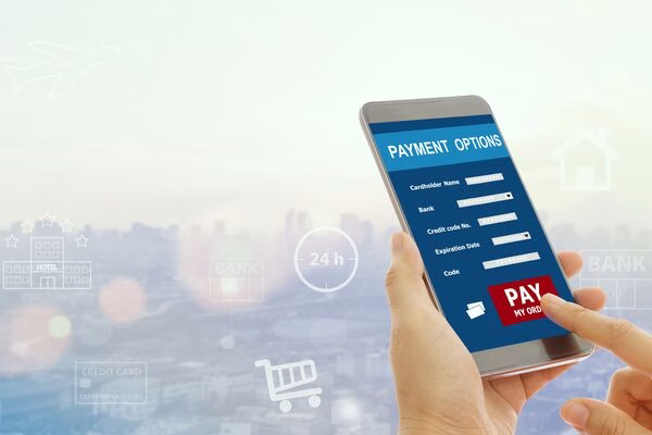 El usuario ingresa los detalles de la tarjeta para pagos transfronterizos en el teléfono.
