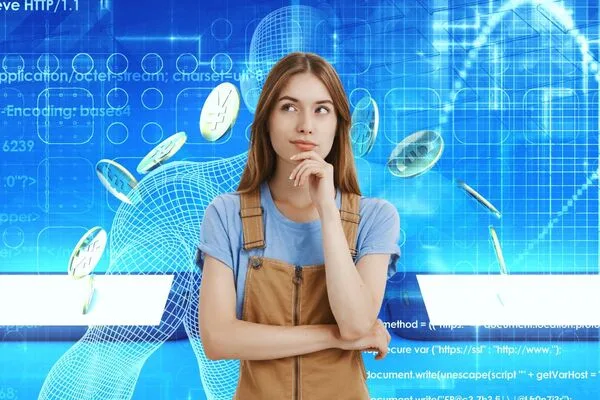 Mujer joven analiza transferencias de dinero en línea y monedas virtuales.