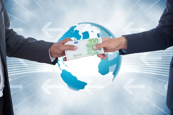 Hombres de negocios transfiriendo dinero internacionalmente con conexión global