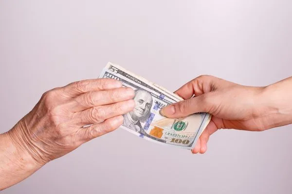 Transferencia de dinero en efectivo con billetes de cien dólares