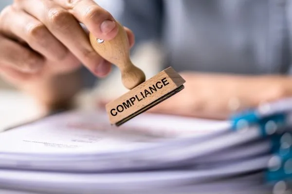 Proceso de aprobación de cumplimiento para transferencias seguras de dinero