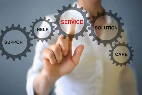 Empresario seleccionando opciones de servicio para soluciones confiables de transferencia de dinero.
