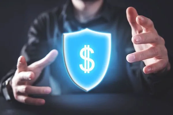Escudo digital que simboliza transferencias de dinero seguras y seguridad financiera
