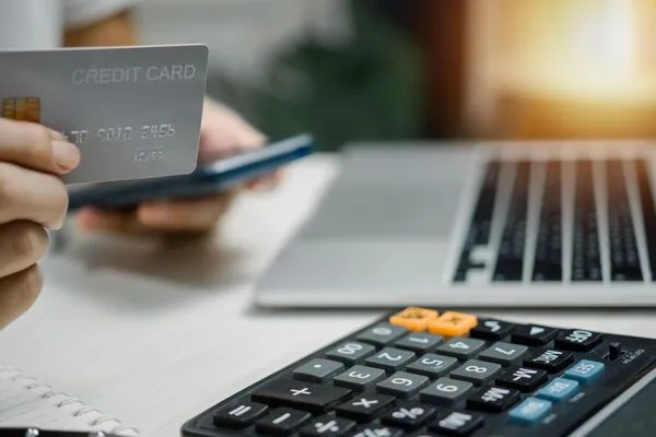  Persona que tiene una tarjeta de crédito para realizar pagos en línea y transferencias de dinero.
