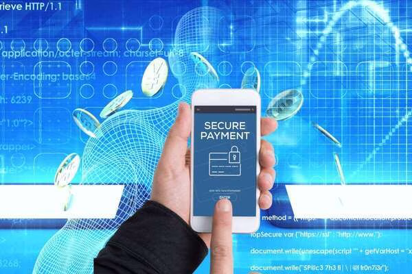 La persona usa el teléfono para procesar pagos transfronterizos seguros.
