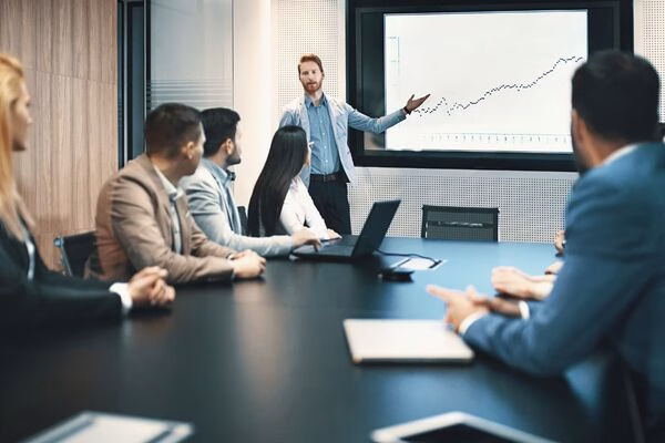 Profesionales de negocios analizan el gráfico de rendimiento de los pagos transfronterizos.
