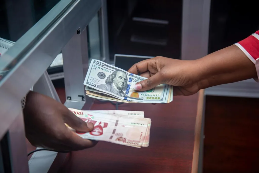 Cambio de divisas en mostrador que muestra las tasas de transferencia de dinero
