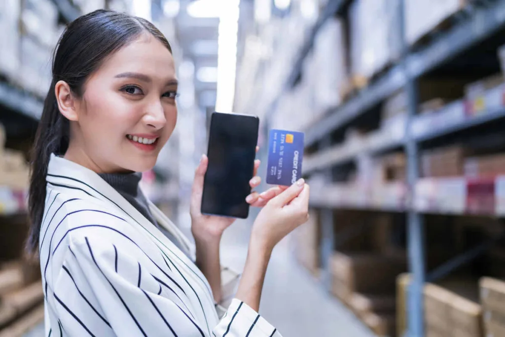 Mujer que usa tarjeta de crédito para transferencia internacional