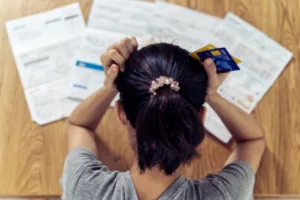 Mujer estresada por errores comunes al cobrar cheques